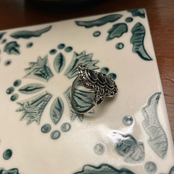 Silver ring with black gem stone - Picture 2 of 5